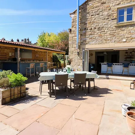 14 Hill Close Holiday home
