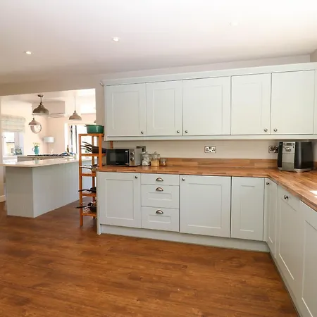 Holiday home 14 Hill Close *